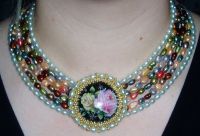 Collier aus Zuchtperlen, Glas und Porzellan